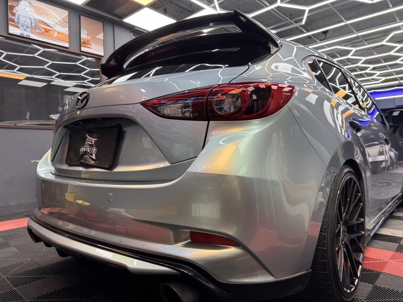 灰色 Mazda3 車尾完工實拍